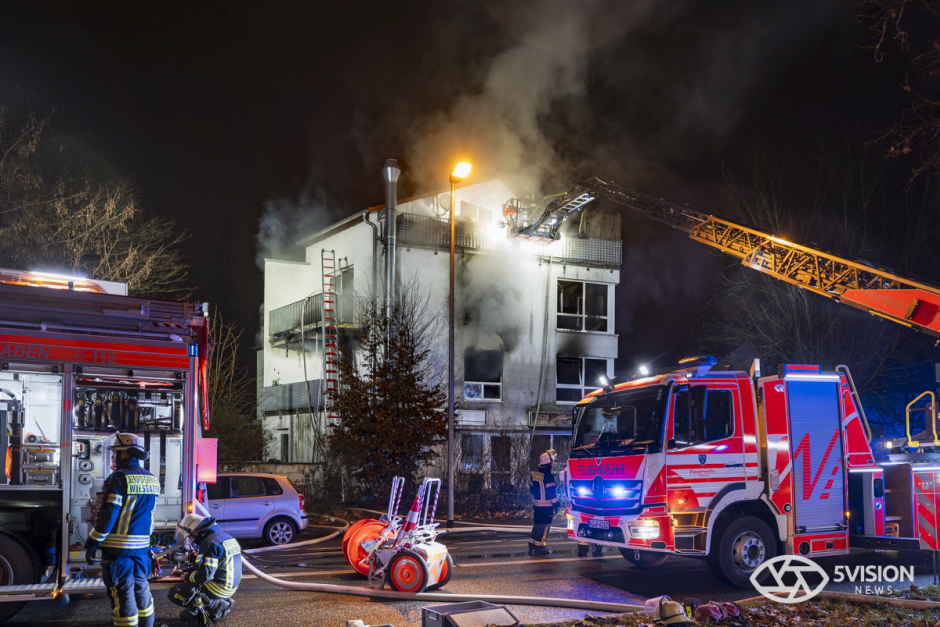 Großeinsatz in Mainz-Kostheim: Feuerwehr Wiesbaden bekämpft lodernden Brand in leerstehendem Haus in der Hochheimer Straße. 47 Einsatzkräfte im Action-Einsatz – Gebäude brannte bereits 2025 und öfter in der Vergangenheit.