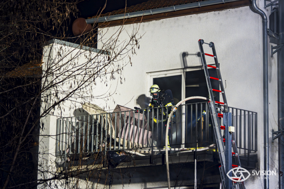 Großeinsatz in Mainz-Kostheim: Feuerwehr Wiesbaden bekämpft lodernden Brand in leerstehendem Haus in der Hochheimer Straße. 47 Einsatzkräfte im Action-Einsatz – Gebäude brannte bereits 2025 und öfter in der Vergangenheit.
