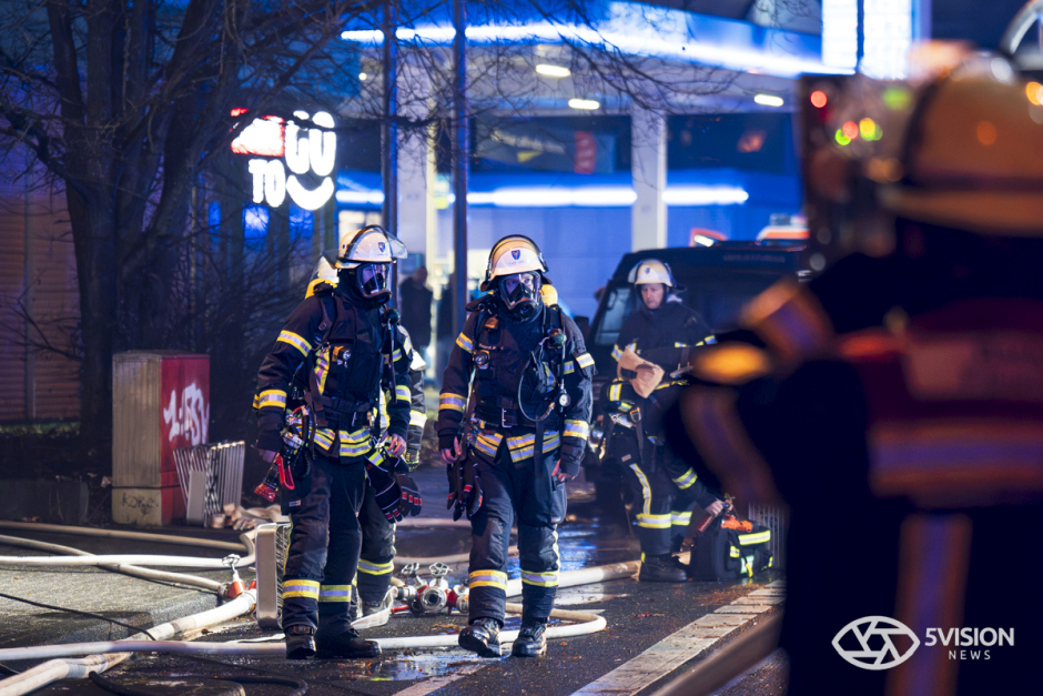 Großeinsatz in Mainz-Kostheim: Feuerwehr Wiesbaden bekämpft lodernden Brand in leerstehendem Haus in der Hochheimer Straße. 47 Einsatzkräfte im Action-Einsatz – Gebäude brannte bereits 2025 und öfter in der Vergangenheit.