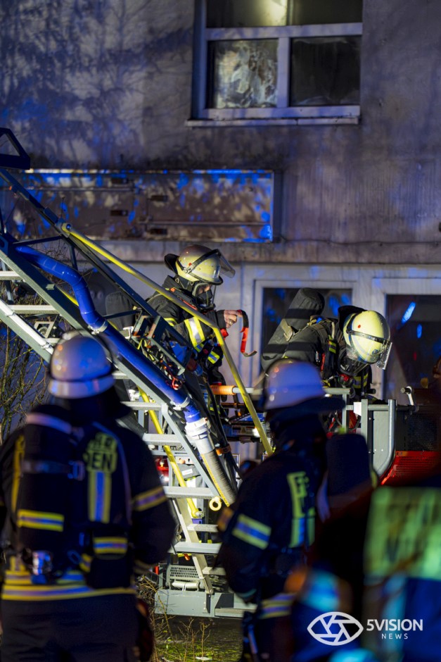 Großeinsatz in Mainz-Kostheim: Feuerwehr Wiesbaden bekämpft lodernden Brand in leerstehendem Haus in der Hochheimer Straße. 47 Einsatzkräfte im Action-Einsatz – Gebäude brannte bereits 2025 und öfter in der Vergangenheit.