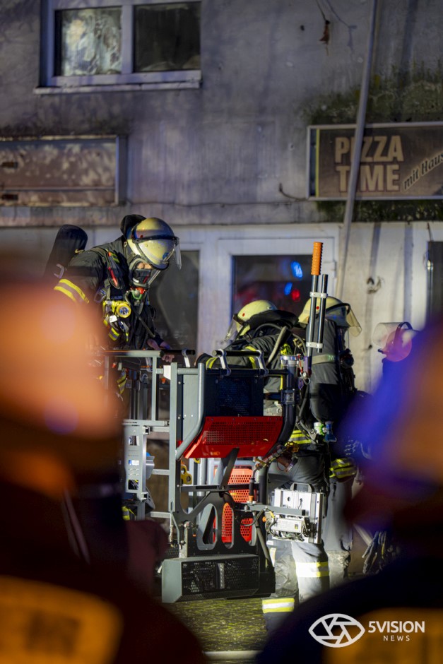 Großeinsatz in Mainz-Kostheim: Feuerwehr Wiesbaden bekämpft lodernden Brand in leerstehendem Haus in der Hochheimer Straße. 47 Einsatzkräfte im Action-Einsatz – Gebäude brannte bereits 2025 und öfter in der Vergangenheit.