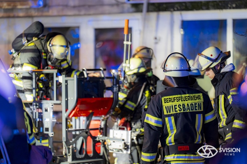 Großeinsatz in Mainz-Kostheim: Feuerwehr Wiesbaden bekämpft lodernden Brand in leerstehendem Haus in der Hochheimer Straße. 47 Einsatzkräfte im Action-Einsatz – Gebäude brannte bereits 2025 und öfter in der Vergangenheit.