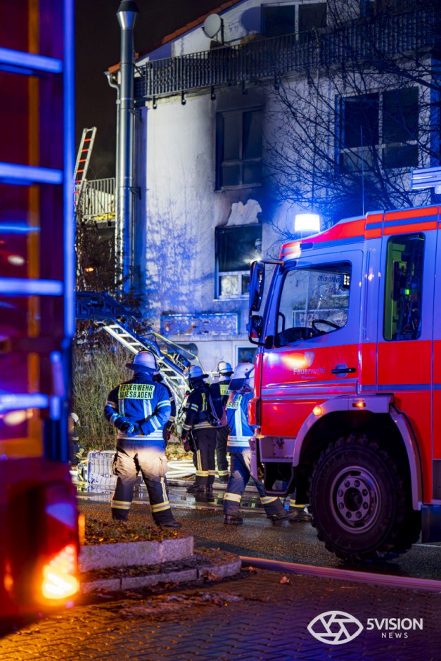 Großeinsatz in Mainz-Kostheim: Feuerwehr Wiesbaden bekämpft lodernden Brand in leerstehendem Haus in der Hochheimer Straße. 47 Einsatzkräfte im Action-Einsatz – Gebäude brannte bereits 2025 und öfter in der Vergangenheit.