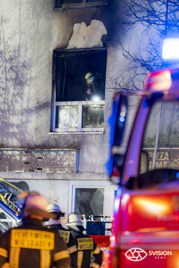 Großeinsatz in Mainz-Kostheim: Feuerwehr Wiesbaden bekämpft lodernden Brand in leerstehendem Haus in der Hochheimer Straße. 47 Einsatzkräfte im Action-Einsatz – Gebäude brannte bereits 2025 und öfter in der Vergangenheit.
