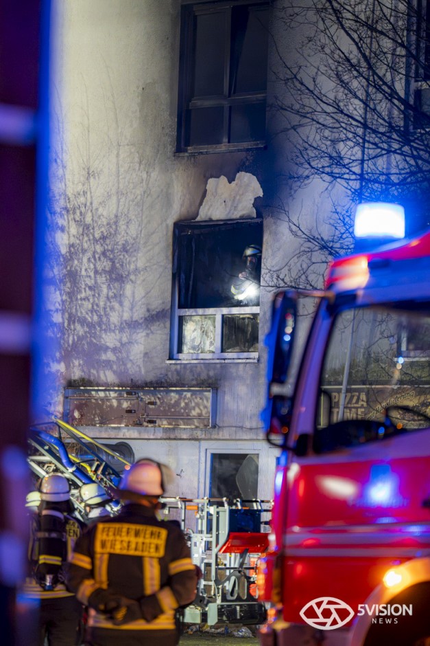 Großeinsatz in Mainz-Kostheim: Feuerwehr Wiesbaden bekämpft lodernden Brand in leerstehendem Haus in der Hochheimer Straße. 47 Einsatzkräfte im Action-Einsatz – Gebäude brannte bereits 2025 und öfter in der Vergangenheit.