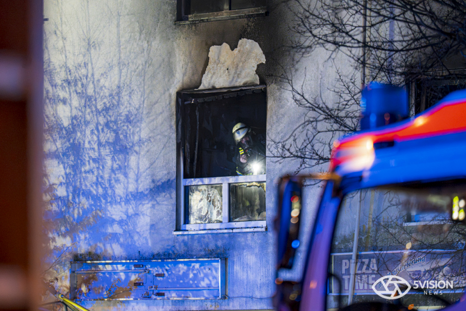 Großeinsatz in Mainz-Kostheim: Feuerwehr Wiesbaden bekämpft lodernden Brand in leerstehendem Haus in der Hochheimer Straße. 47 Einsatzkräfte im Action-Einsatz – Gebäude brannte bereits 2025 und öfter in der Vergangenheit.
