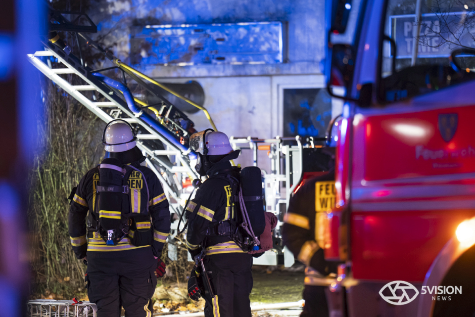 ^Großeinsatz in Mainz-Kostheim: Feuerwehr Wiesbaden bekämpft lodernden Brand in leerstehendem Haus in der Hochheimer Straße. 47 Einsatzkräfte im Action-Einsatz – Gebäude brannte bereits 2025 und öfter in der Vergangenheit.