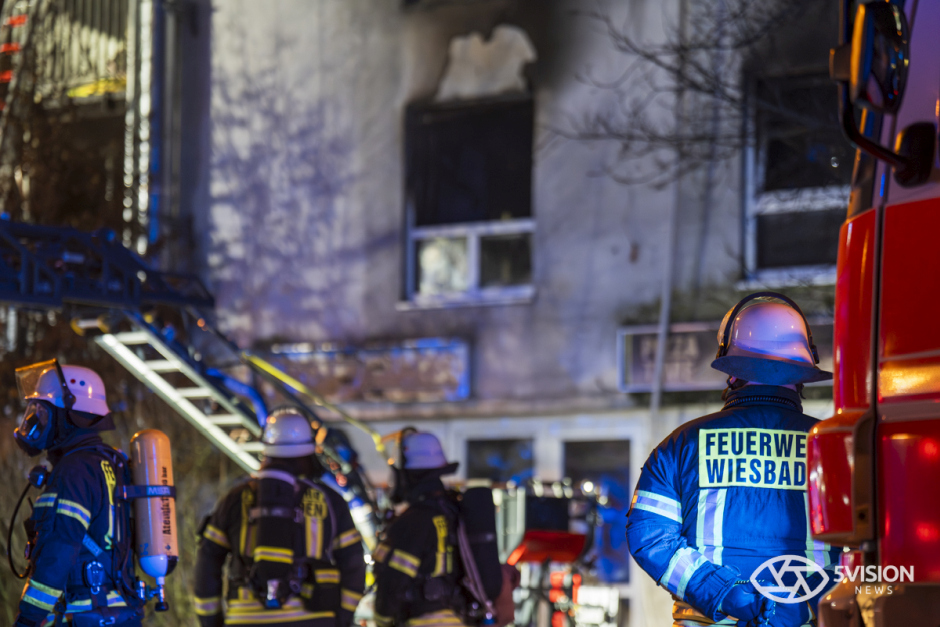 Großeinsatz in Mainz-Kostheim: Feuerwehr Wiesbaden bekämpft lodernden Brand in leerstehendem Haus in der Hochheimer Straße. 47 Einsatzkräfte im Action-Einsatz – Gebäude brannte bereits 2025 und öfter in der Vergangenheit.