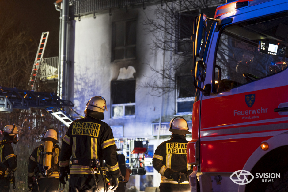 Großeinsatz in Mainz-Kostheim: Feuerwehr Wiesbaden bekämpft lodernden Brand in leerstehendem Haus in der Hochheimer Straße. 47 Einsatzkräfte im Action-Einsatz – Gebäude brannte bereits 2025 und öfter in der Vergangenheit.