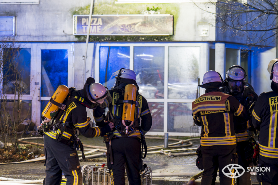 Großeinsatz in Mainz-Kostheim: Feuerwehr Wiesbaden bekämpft lodernden Brand in leerstehendem Haus in der Hochheimer Straße. 47 Einsatzkräfte im Action-Einsatz – Gebäude brannte bereits 2025 und öfter in der Vergangenheit.