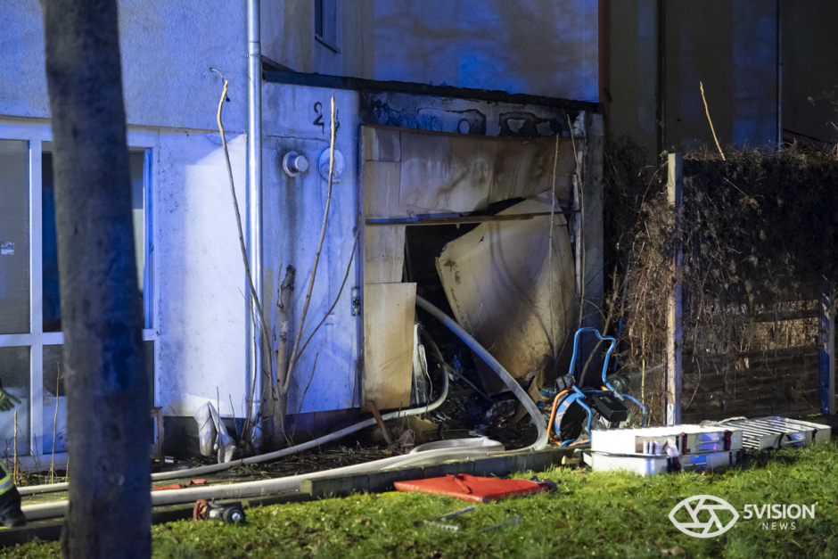 Großeinsatz in Mainz-Kostheim: Feuerwehr Wiesbaden bekämpft lodernden Brand in leerstehendem Haus in der Hochheimer Straße. 47 Einsatzkräfte im Action-Einsatz – Gebäude brannte bereits 2025 und öfter in der Vergangenheit.