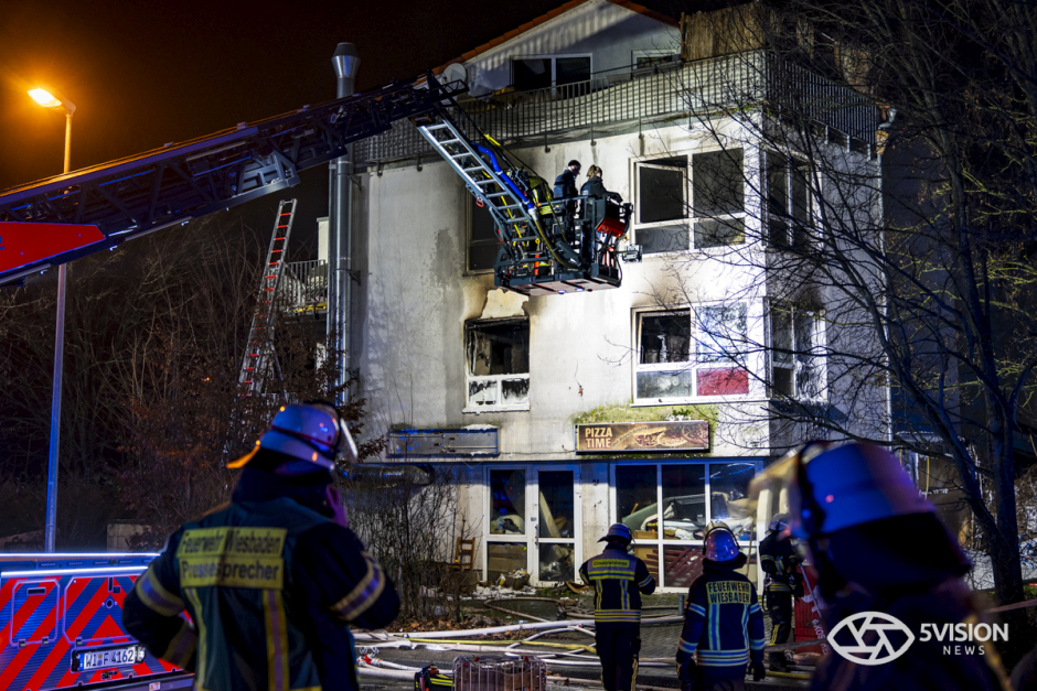 Großeinsatz in Mainz-Kostheim: Feuerwehr Wiesbaden bekämpft lodernden Brand in leerstehendem Haus in der Hochheimer Straße. 47 Einsatzkräfte im Action-Einsatz – Gebäude brannte bereits 2025 und öfter in der Vergangenheit.