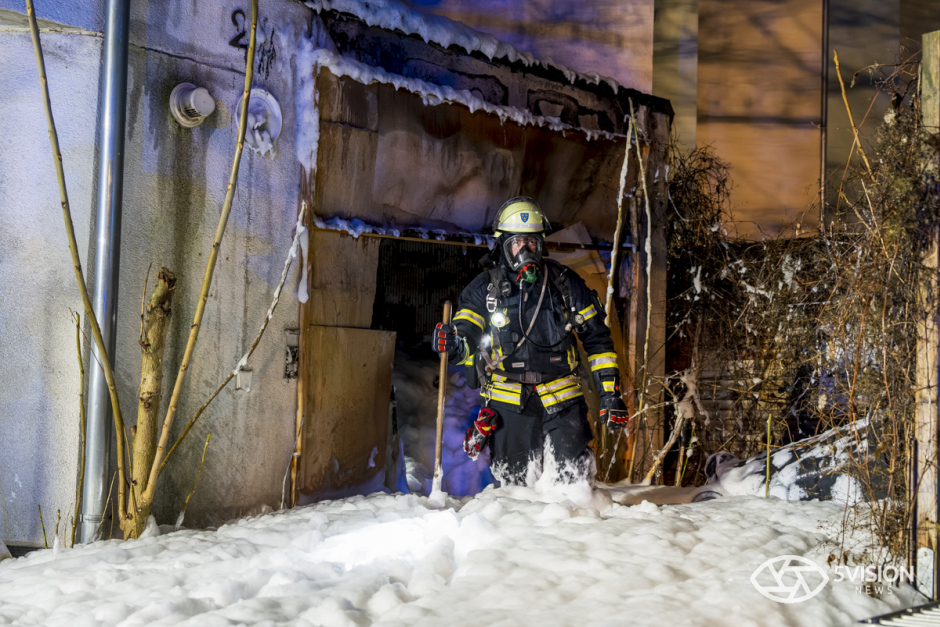 Großeinsatz in Mainz-Kostheim: Feuerwehr Wiesbaden bekämpft lodernden Brand in leerstehendem Haus in der Hochheimer Straße. 47 Einsatzkräfte im Action-Einsatz – Gebäude brannte bereits 2025 und öfter in der Vergangenheit.