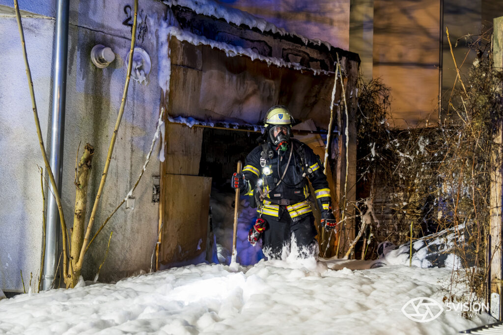 Großeinsatz in Mainz-Kostheim: Feuerwehr Wiesbaden bekämpft lodernden Brand in leerstehendem Haus in der Hochheimer Straße. 47 Einsatzkräfte im Action-Einsatz – Gebäude brannte bereits 2025 und öfter in der Vergangenheit.