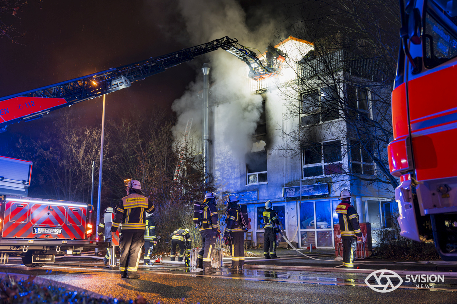 Feuerwehreinsatz: Gebäudebrand im Wiesbadener Stadtteil Mainz-Kostheim am Montag, 12. Januar 2026