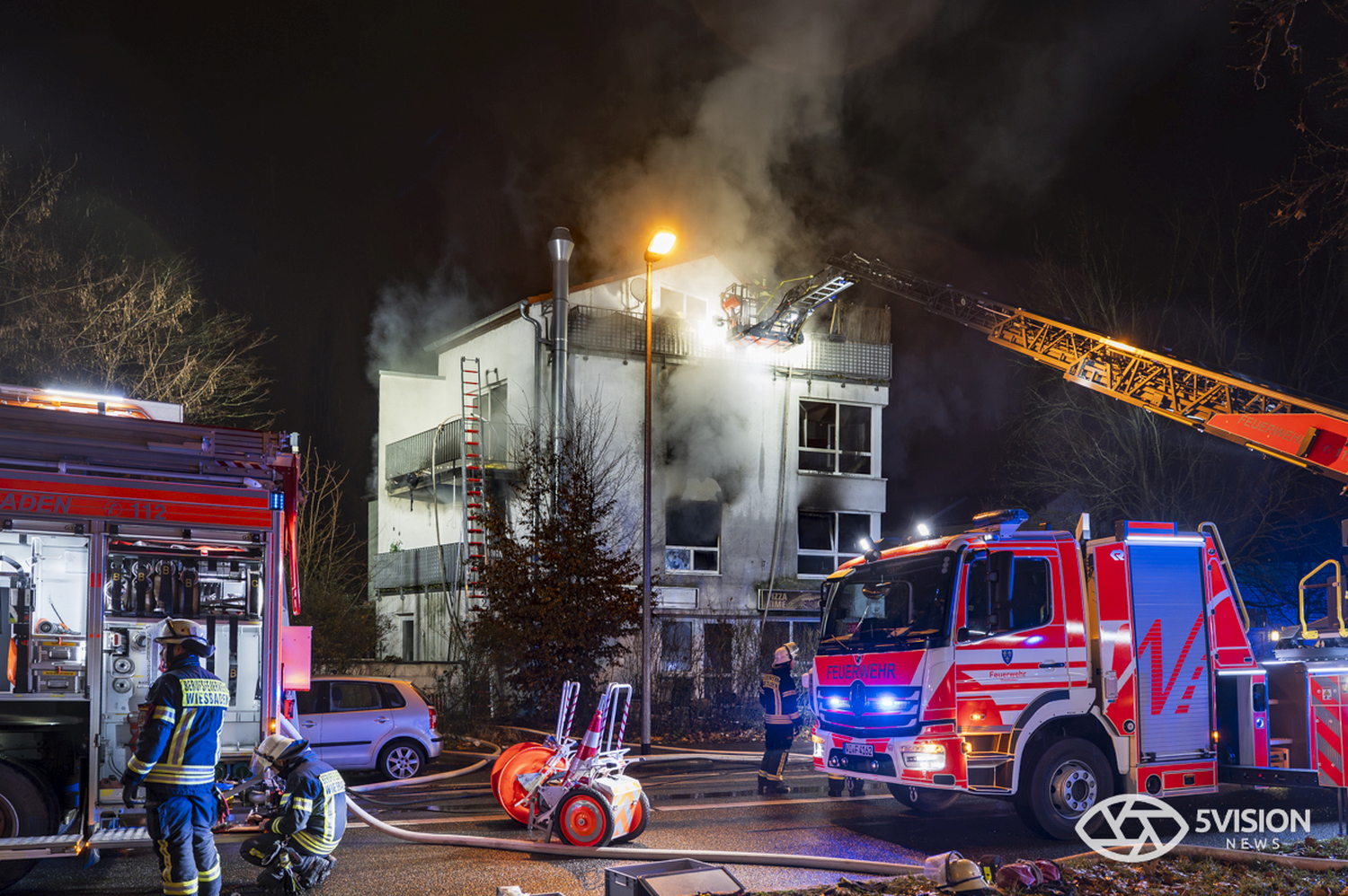 Feuerwehreinsatz: Gebäudebrand im Wiesbadener Stadtteil Mainz-Kostheim am Montag, 12. Januar 2026