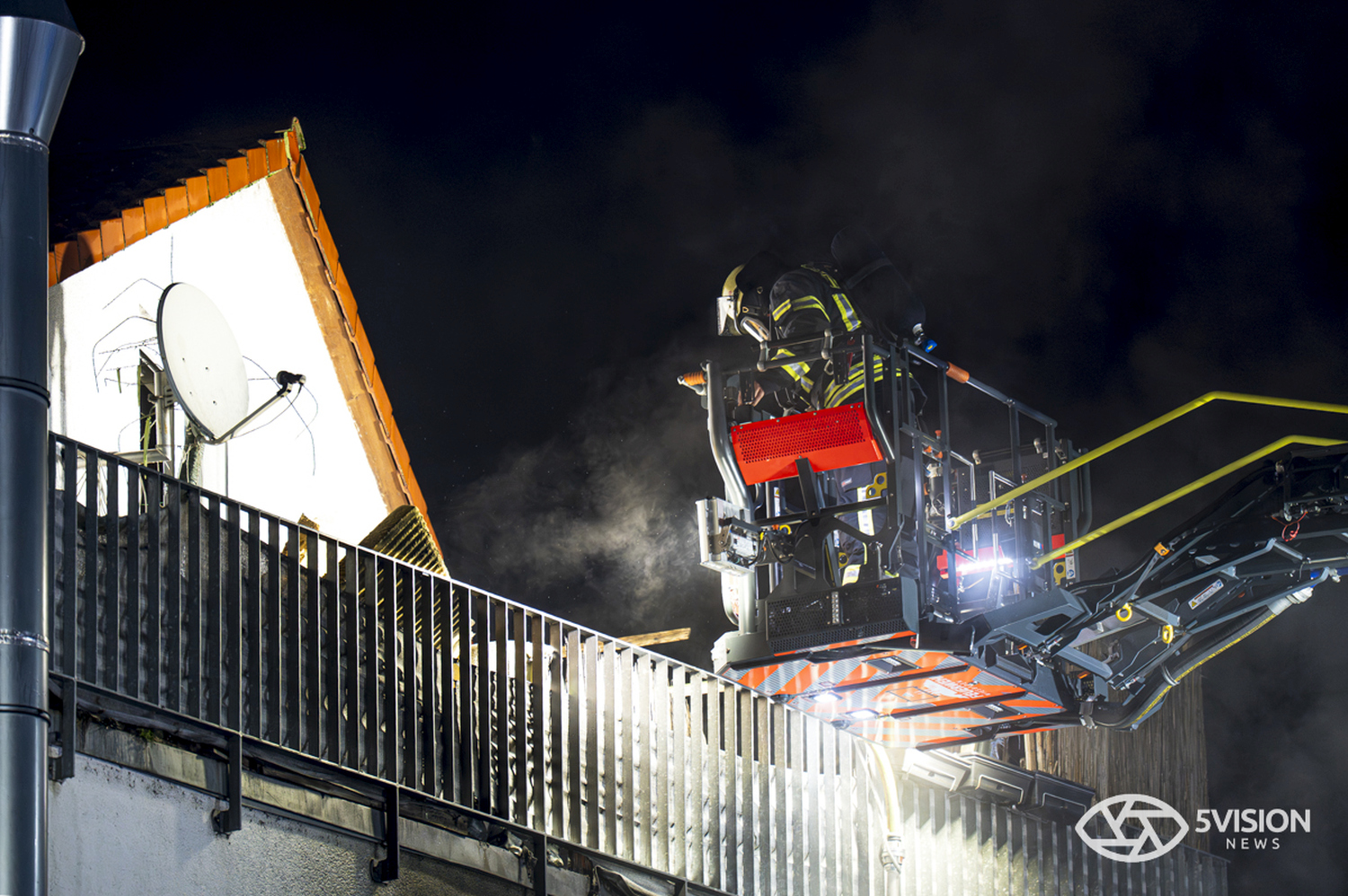 Feuerwehreinsatz: Gebäudebrand im Wiesbadener Stadtteil Mainz-Kostheim am Montag, 12. Januar 2026
