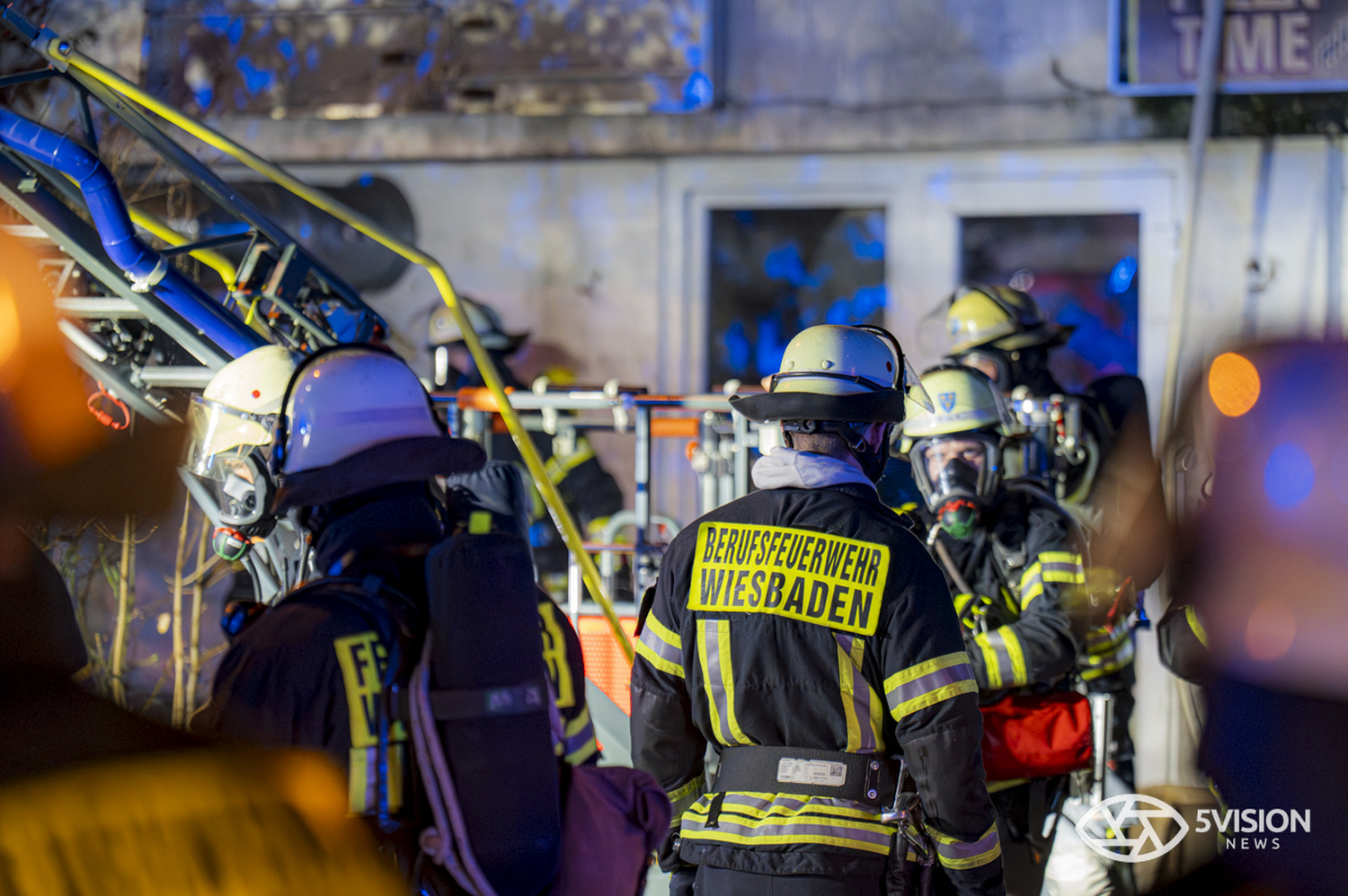 Feuerwehreinsatz: Gebäudebrand im Wiesbadener Stadtteil Mainz-Kostheim am Montag, 12. Januar 2026