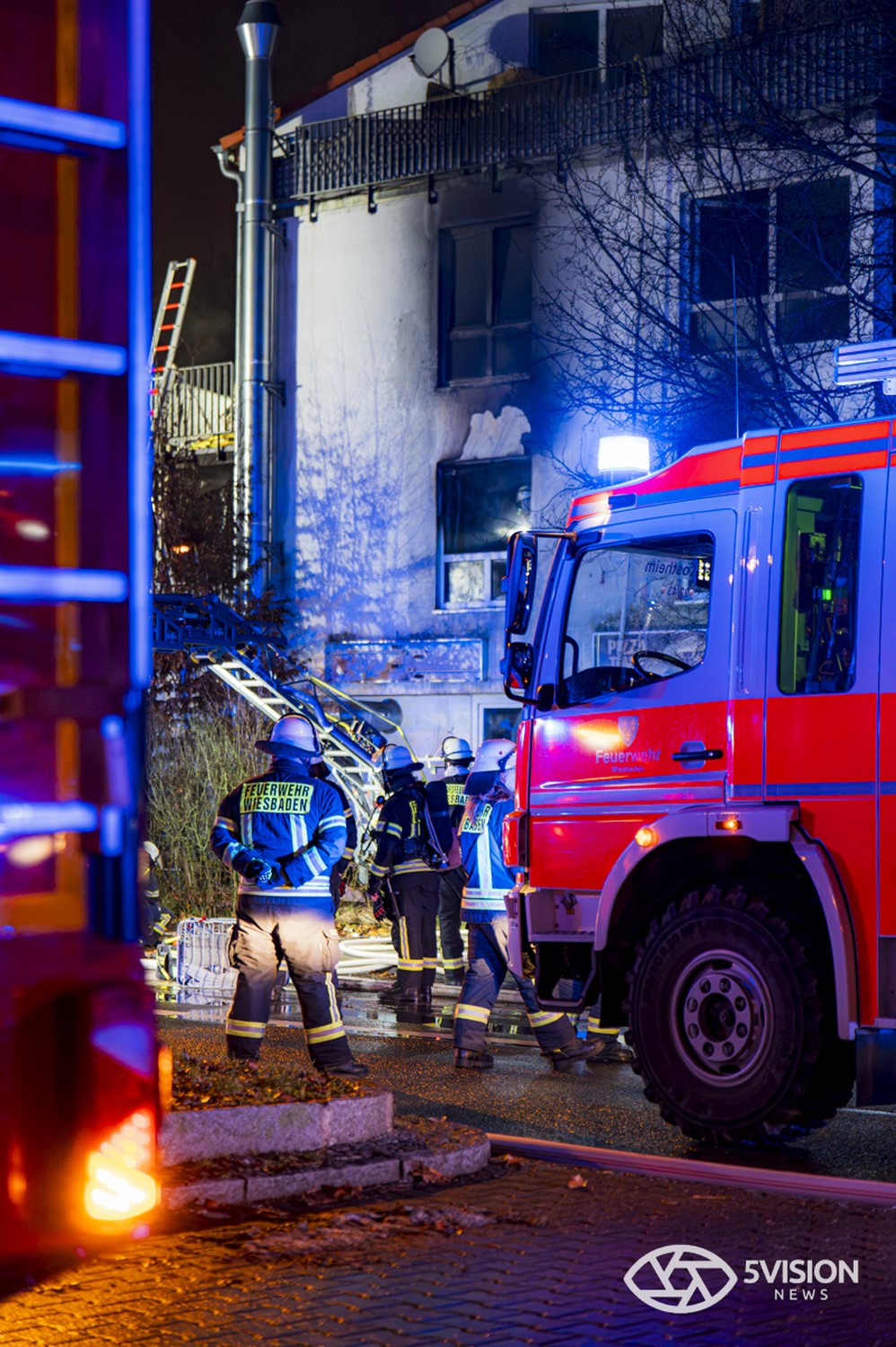 Feuerwehreinsatz: Gebäudebrand im Wiesbadener Stadtteil Mainz-Kostheim am Montag, 12. Januar 2026