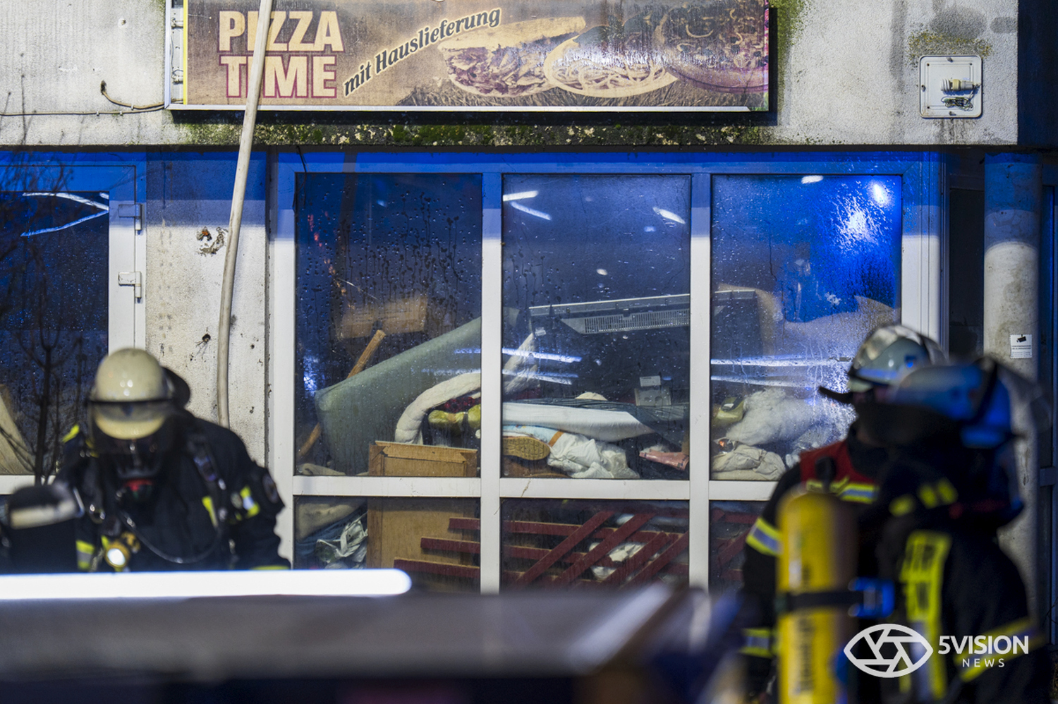 Feuerwehreinsatz: Gebäudebrand im Wiesbadener Stadtteil Mainz-Kostheim am Montag, 12. Januar 2026