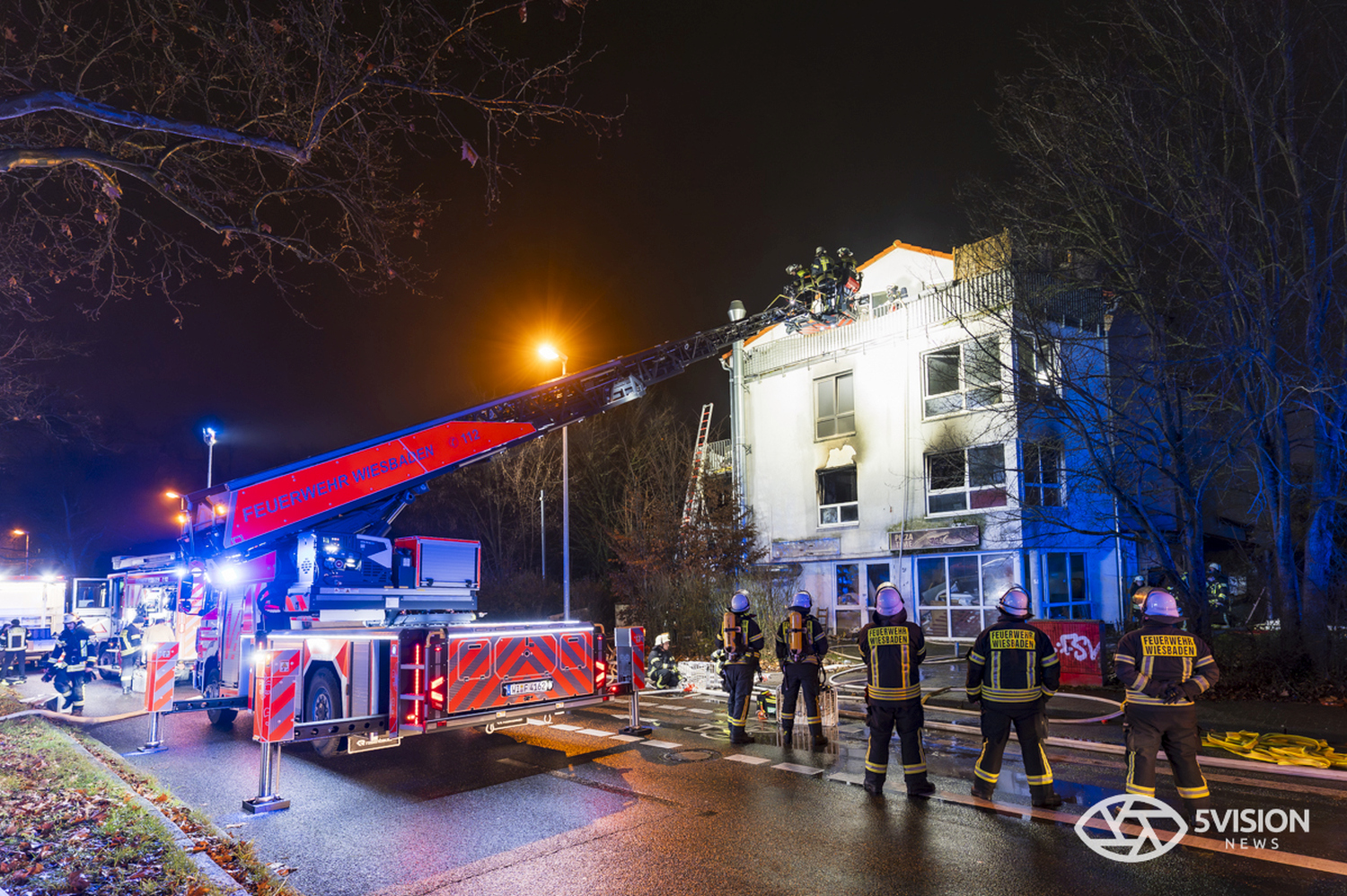 Feuerwehreinsatz: Gebäudebrand im Wiesbadener Stadtteil Mainz-Kostheim am Montag, 12. Januar 2026