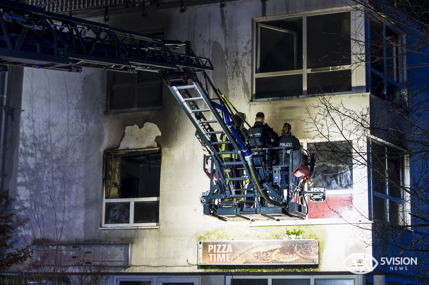Feuerwehreinsatz: Gebäudebrand im Wiesbadener Stadtteil Mainz-Kostheim am Montag, 12. Januar 2026