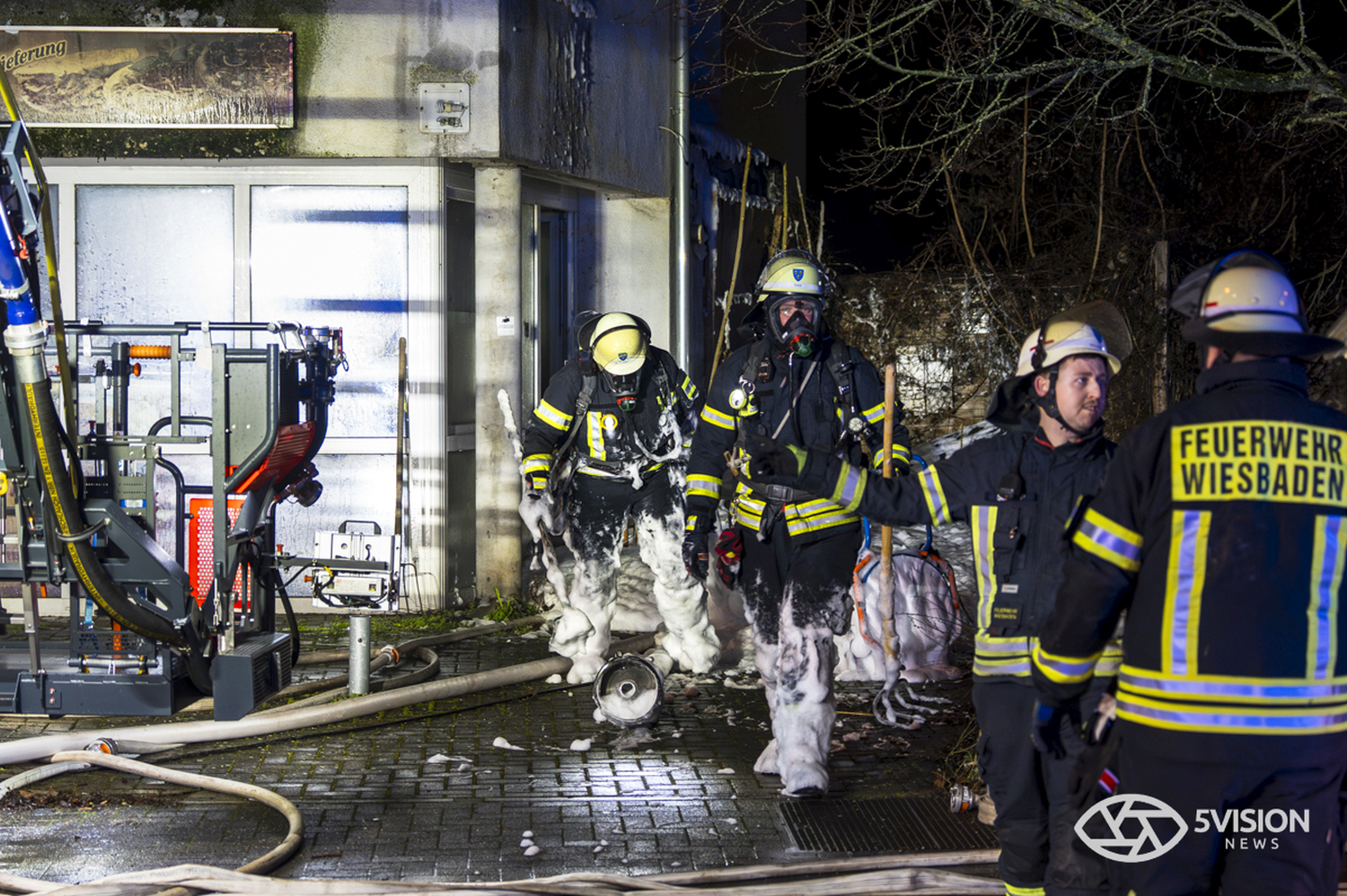 Feuerwehreinsatz: Gebäudebrand im Wiesbadener Stadtteil Mainz-Kostheim am Montag, 12. Januar 2026