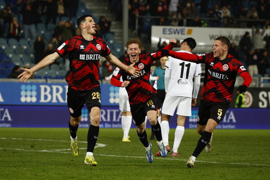 SV Wehen Wiesbaden besiegt den Tabellenführer SC Verl am Sonntagabend