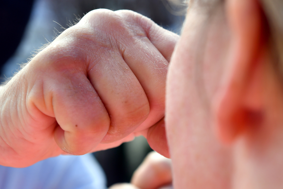 Am Mittwochmorgen wurde in Wiesbaden-Biebrich eine 27-jährige Frau auf einem Feldweg von einem Radfahrer geschlagen. Der Angriff erfolgte nach einem Beinahezusammenstoß mit ihrem Hund in der Gartensiedlung am Grundweg entlang des Mosbachs. Die Polizei ermittelt wegen Körperverletzung.