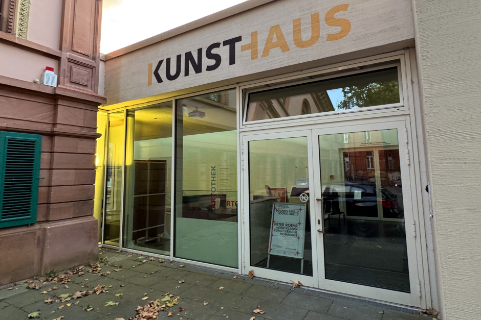 Am Donnerstag, 5. Februar, öffnet das Kunsthaus Wiesbaden ein letztes Mal seine Türen für eine kostenfreie Führung durch die Ausstellung „Why are you creative? By Hermann Vaske" – eine einzigartige Chance, die Antworten internationaler Künstlerstars hautnah zu erleben.