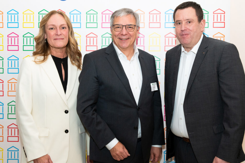 IHK-Präsident Wiesbaden Jörg Brömer appelliert an Politik: „Stärkt den Rücken der Unternehmen!“ 400 Gäste feiern Neujahr mit Oberbürgermeister Mende, Landrat Zehner und Staatssekretär Sönmez – Rezession, Insolvenzen und Kommunaldefizit im Fokus.