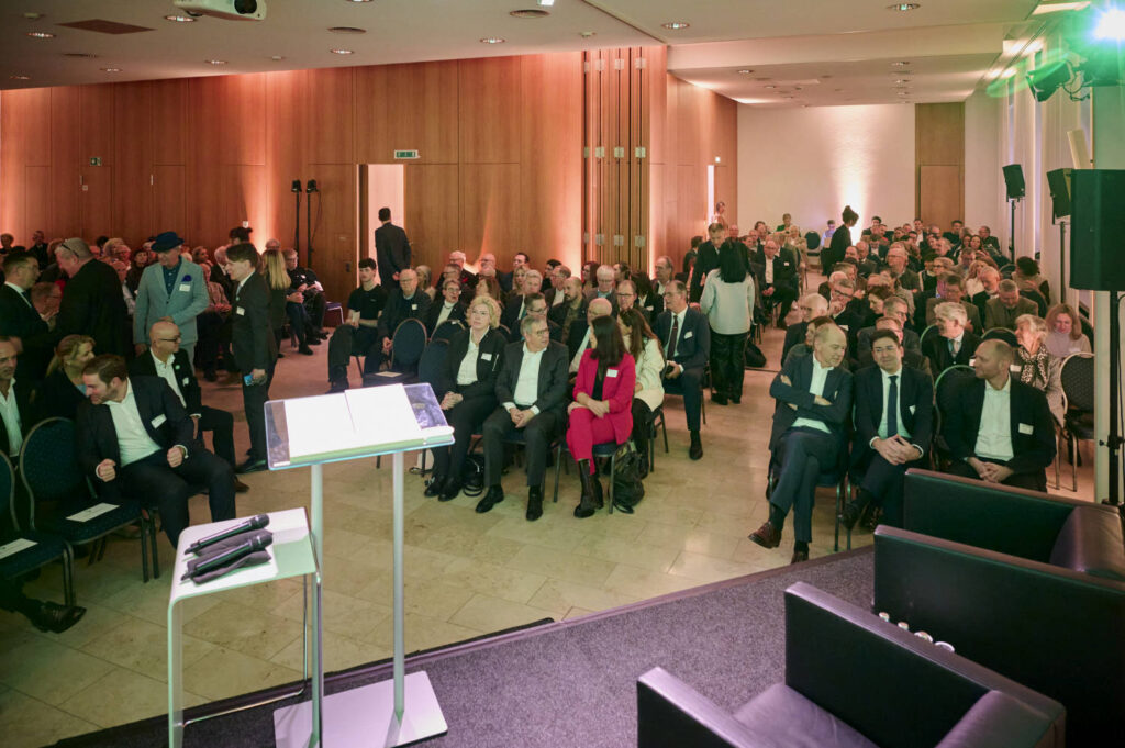 IHK-Präsident Wiesbaden Jörg Brömer appelliert an Politik: „Stärkt den Rücken der Unternehmen!“ 400 Gäste feiern Neujahr mit Oberbürgermeister Mende, Landrat Zehner und Staatssekretär Sönmez – Rezession, Insolvenzen und Kommunaldefizit im Fokus.