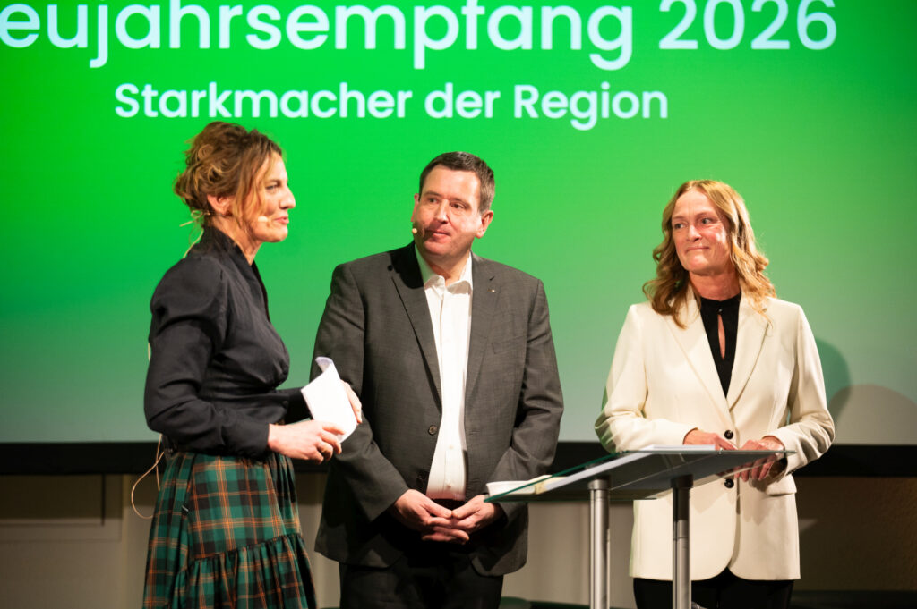 IHK-Präsident Wiesbaden Jörg Brömer appelliert an Politik: „Stärkt den Rücken der Unternehmen!“ 400 Gäste feiern Neujahr mit Oberbürgermeister Mende, Landrat Zehner und Staatssekretär Sönmez – Rezession, Insolvenzen und Kommunaldefizit im Fokus.