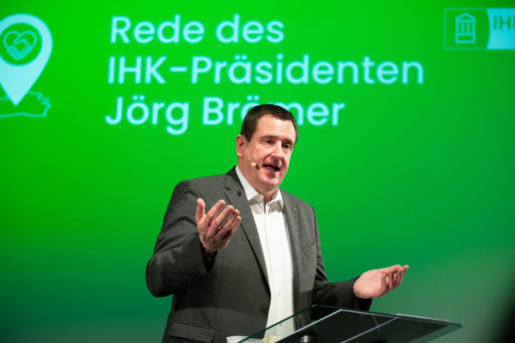 IHK-Präsident Wiesbaden Jörg Brömer appelliert an Politik: „Stärkt den Rücken der Unternehmen!“ 400 Gäste feiern Neujahr mit Oberbürgermeister Mende, Landrat Zehner und Staatssekretär Sönmez – Rezession, Insolvenzen und Kommunaldefizit im Fokus.