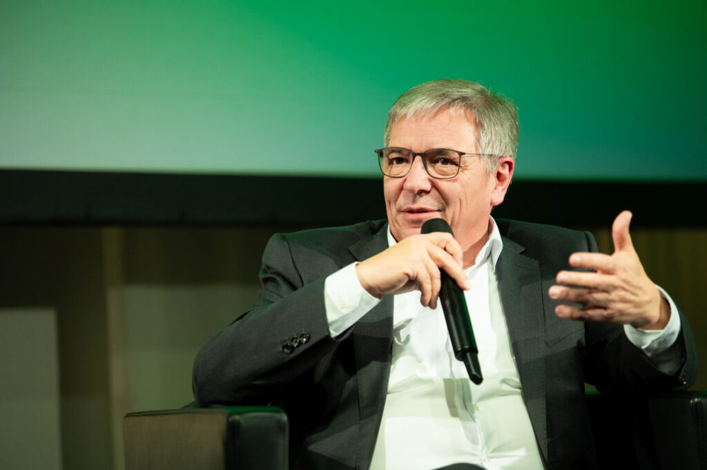 IHK-Präsident Wiesbaden Jörg Brömer appelliert an Politik: „Stärkt den Rücken der Unternehmen!“ 400 Gäste feiern Neujahr mit Oberbürgermeister Mende, Landrat Zehner und Staatssekretär Sönmez – Rezession, Insolvenzen und Kommunaldefizit im Fokus.