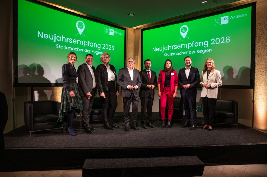 IHK-Präsident Wiesbaden Jörg Brömer appelliert an Politik: „Stärkt den Rücken der Unternehmen!“ 400 Gäste feiern Neujahr mit Oberbürgermeister Mende, Landrat Zehner und Staatssekretär Sönmez – Rezession, Insolvenzen und Kommunaldefizit im Fokus.