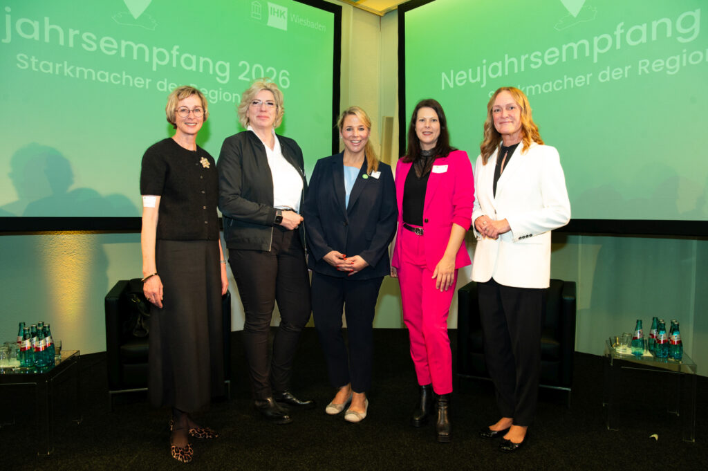 IHK-Präsident Wiesbaden Jörg Brömer appelliert an Politik: „Stärkt den Rücken der Unternehmen!“ 400 Gäste feiern Neujahr mit Oberbürgermeister Mende, Landrat Zehner und Staatssekretär Sönmez – Rezession, Insolvenzen und Kommunaldefizit im Fokus.