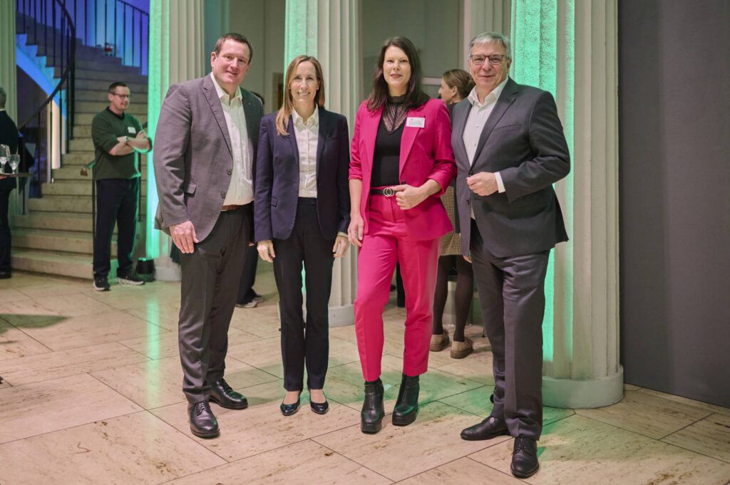 IHK-Präsident Wiesbaden Jörg Brömer appelliert an Politik: „Stärkt den Rücken der Unternehmen!“ 400 Gäste feiern Neujahr mit Oberbürgermeister Mende, Landrat Zehner und Staatssekretär Sönmez – Rezession, Insolvenzen und Kommunaldefizit im Fokus.
