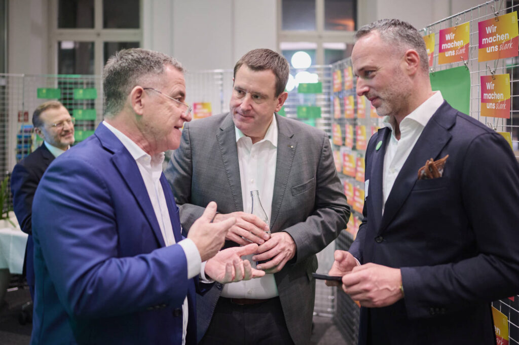 IHK-Präsident Wiesbaden Jörg Brömer appelliert an Politik: „Stärkt den Rücken der Unternehmen!“ 400 Gäste feiern Neujahr mit Oberbürgermeister Mende, Landrat Zehner und Staatssekretär Sönmez – Rezession, Insolvenzen und Kommunaldefizit im Fokus.