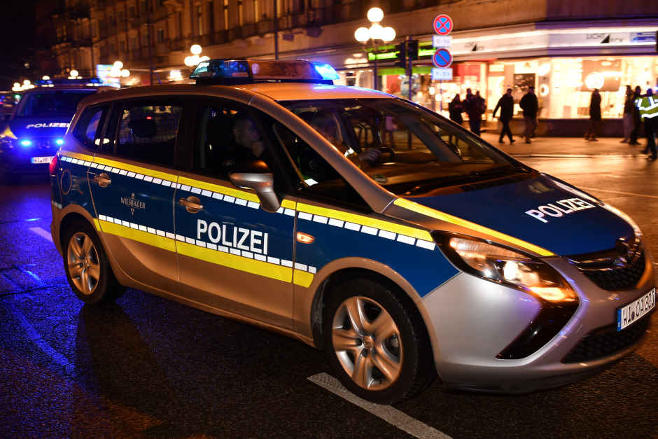 Schaufensterscheibe von Geschäft in der Nacht zum Mittwoch in Wiesbaden zerstört.
