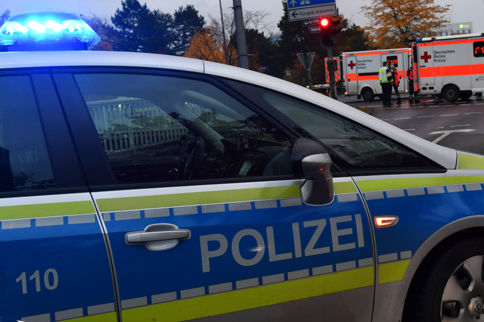 Drama in Wiesbaden: 48-jähriger Friedberger überfährt mit VW Golf die Füße einer 29-Jährigen an Mainzer Straße/Gustav-Stresemann-Ring und flieht. Führerschein weg, Ermittlungen wegen fahrlässiger Körperverletzung laufen.