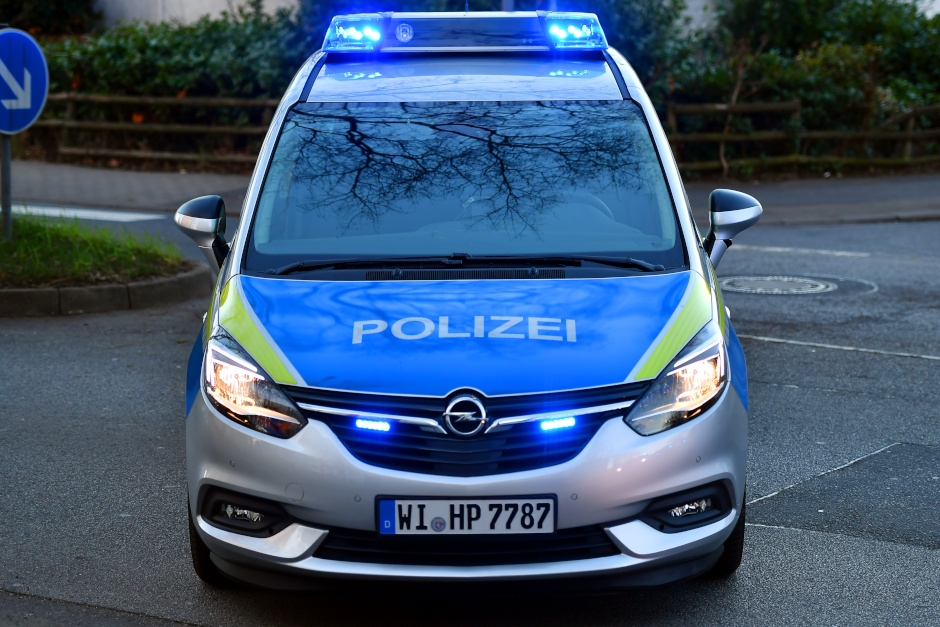 Diebstahl einer Handtasche vom Beifahrersitz. Polizei schnappt Jugendliche am Donnerstag in Wiesbaden.