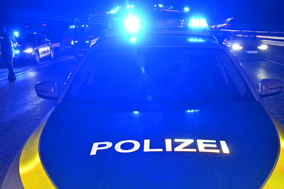 odesangst auf der Autobahn 3: In der Nacht zum Montag raste ein 41-jähriger Falschfahrer über Kilometer hinweg dem Gegenverkehr entgegen. Weder Blaulicht noch Warnsignale hielten den Mann auf. Erst eine Blockade durch einen quergestellten Lastwagen und ein Großaufgebot der Autobahnpolizei Wiesbaden konnten die Amokfahrt bei Idstein beenden.