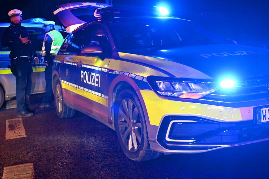 Ein ruhiger Samstagabend in Wiesbaden endete mit Gewalt und Drogenfund: Bei einer Bushaltestelle in der Schwalbacher Straße wurde eine Person mit Pfefferspray attackiert. Bei den beiden Fluchtverdächtigen fand die Polizei 200 Gramm Kokain – Ermittlungen wegen Körperverletzung und Drogenhandel laufen.