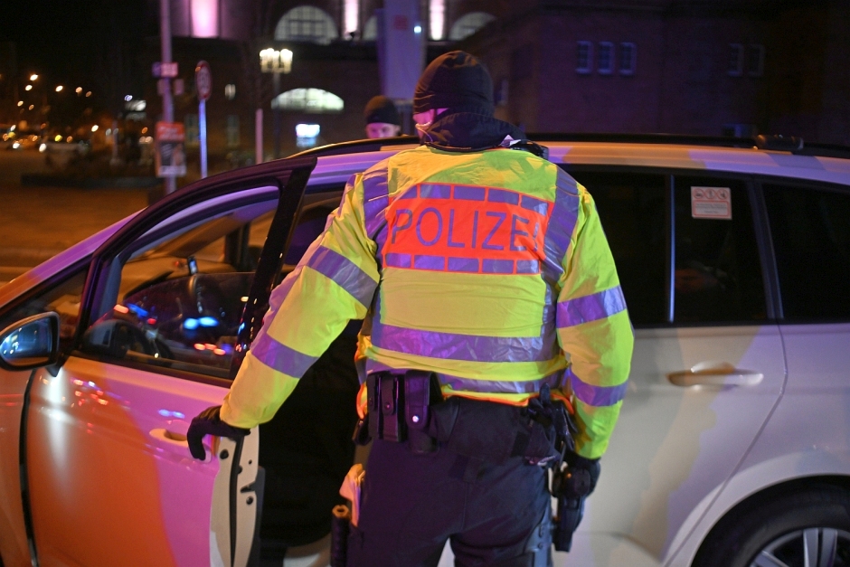 Schlangenlinien in der Frankfurter Straße in Wiesbaden, Beleidigungen und ein Tritt gegen das Bein eines Beamten: In der Nacht zu Samstag ist eine Verkehrskontrolle in Wiesbaden aus dem Ruder gelaufen. Der 42-jährige Autofahrer war deutlich alkoholisiert – jetzt drohen ihm mehrere Strafverfahren.