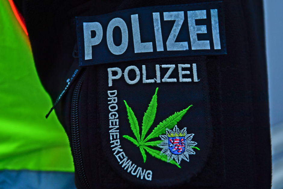 Zufallskontrolle mit Volltreffer: Eine Wiesbadener Polizeistreife stellte in der Dotzheimer Straße einen mutmaßlichen Drogenhändler – inklusive Wohnungsdurchsuchung und großem Drogendepot. Gegen den 41-Jährigen läuft nun ein Verfahren wegen illegalem Handel.