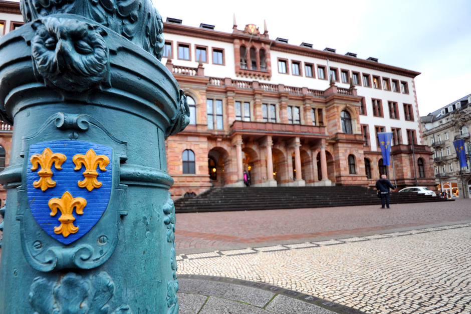 In der ersten Februar-Woche stehen im Wiesbadener Rathaus mehrere öffentliche Ausschusssitzungen an. Bürgerinnen und Bürger können sich dabei aus erster Hand über zentrale Themen wie Wirtschaft, Digitalisierung, Stadtentwicklung und Finanzen informieren.