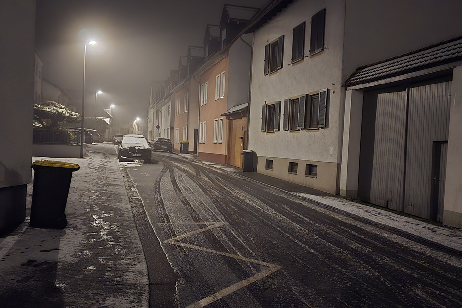 Der Schnee geht in der Nacht in Regen über - Glättegefahr in Wiesbaden