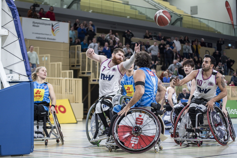 Steven Elliott mit vollem Körpereinsatz