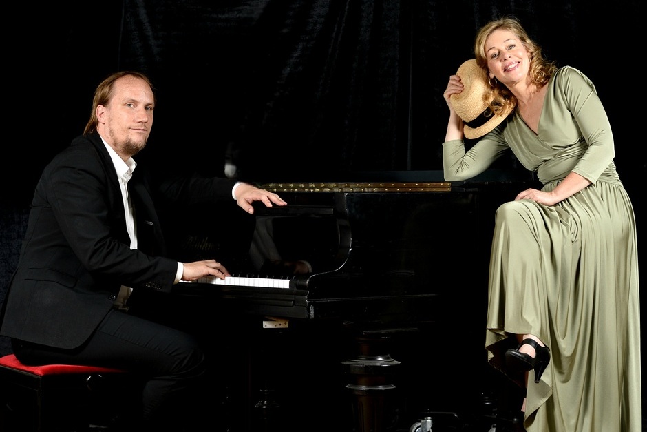 Das Wiesbadener Künstlerhaus 43 präsentiert einen Chansons-Abend bei dem die Lieder von Friedrich Hollaender im Mittelpunkt stehen.